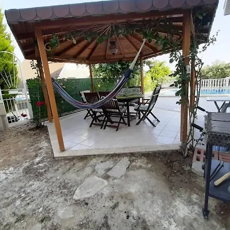 别墅 Kusadasi Sezonluk Oezel Havuzlu Bungalov Villa Only Seasonal Rental Villa Minimum 60 Days *