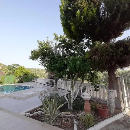 别墅 Kusadasi Sezonluk Oezel Havuzlu Bungalov Villa Only Seasonal Rental Villa Minimum 60 Days *