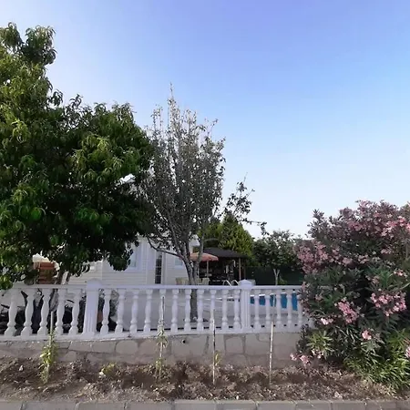 Kusadasi Sezonluk Oezel Havuzlu Bungalov Villa Only Seasonal Rental Villa Minimum 60 Days קוסדסי