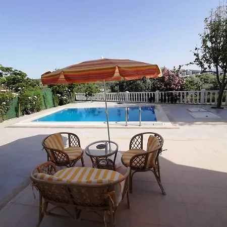 Vilă Kusadasi Sezonluk Oezel Havuzlu Bungalov Villa Only Seasonal Rental Villa Minimum 60 Days *